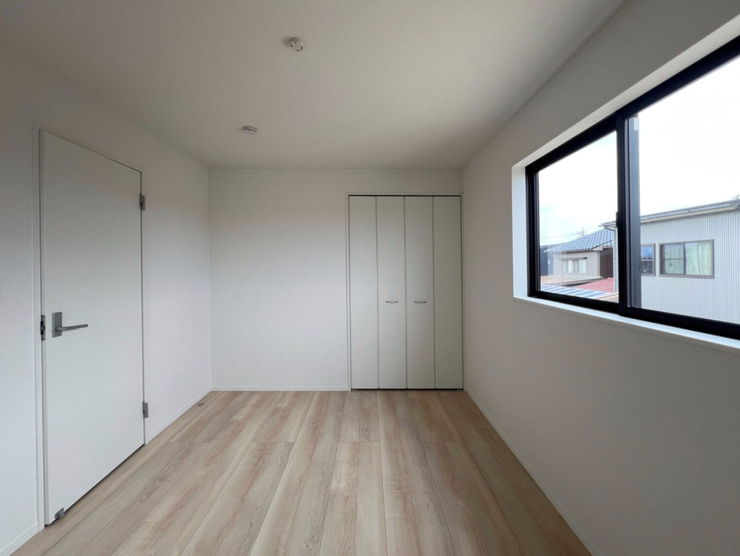 7帖のちょうどよい広さに、クローゼットを備えた寝室。