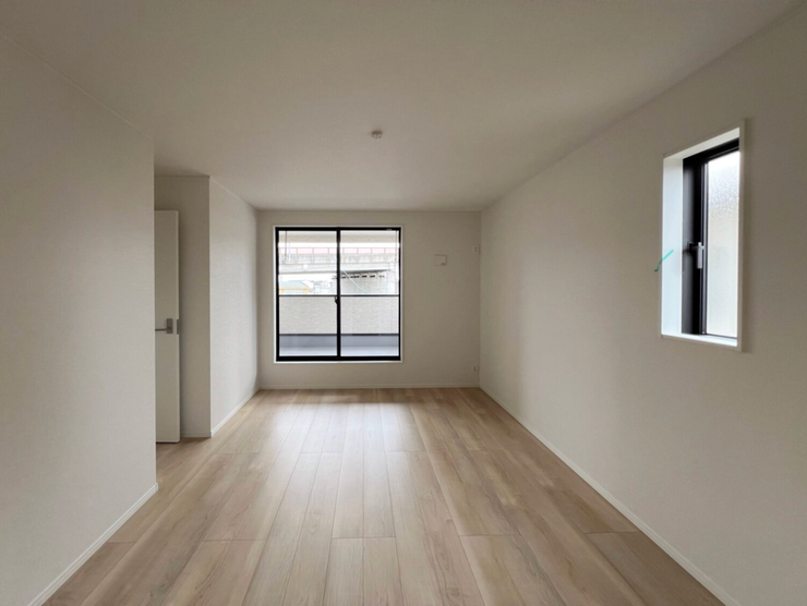 バルコニー付きの寝室で、やわらかな朝を迎えられます。