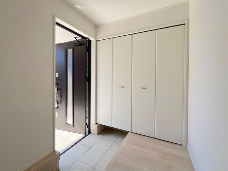 白を基調とした、明るくすっきりとした玄関。