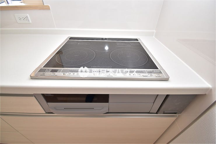 【IHクッキングヒーター同型】3口のコンロとグリル付き!お手入れのしやすさが魅力のキッチンです!