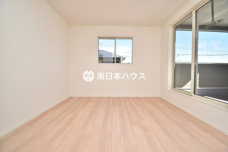 【洋室同型】各居室には収納があり、お部屋を広く使用することができます♪