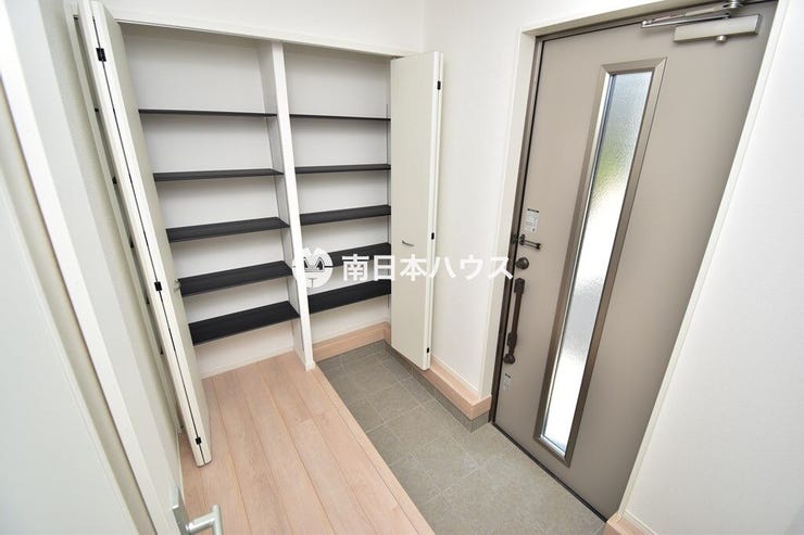 【玄関同型】大容量の玄関収納付き!扉はタッチキー対応で荷物を持ちながらワンタッチで開閉錠できます♪