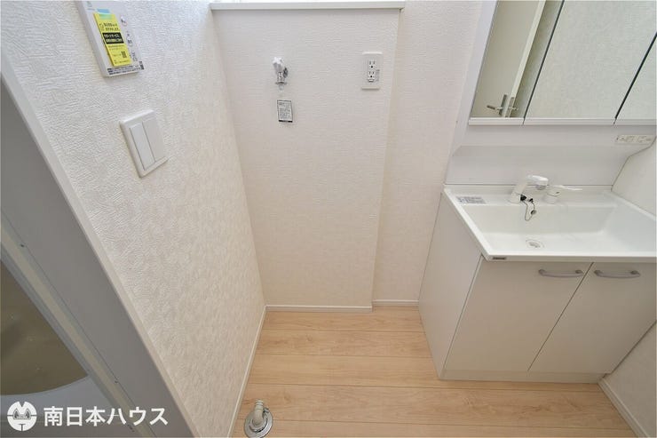 吉野町 新築戸建 吉野町／８区画 【洗濯機置場】アレンジ可能な広さを確保しつつ、嫌な湿気を外に出す小窓付きの洗濯機置き場です♪