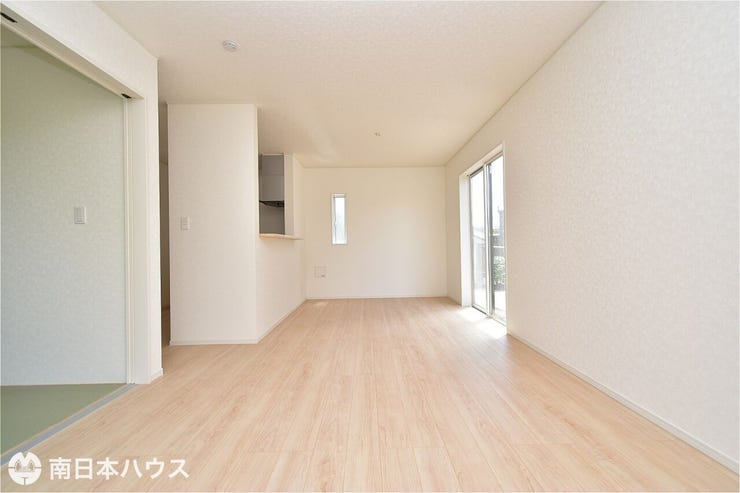 吉野町 新築戸建 吉野町／８区画 【リビング】16.2帖のリビングです！南向きの窓から明るい日が差します♪