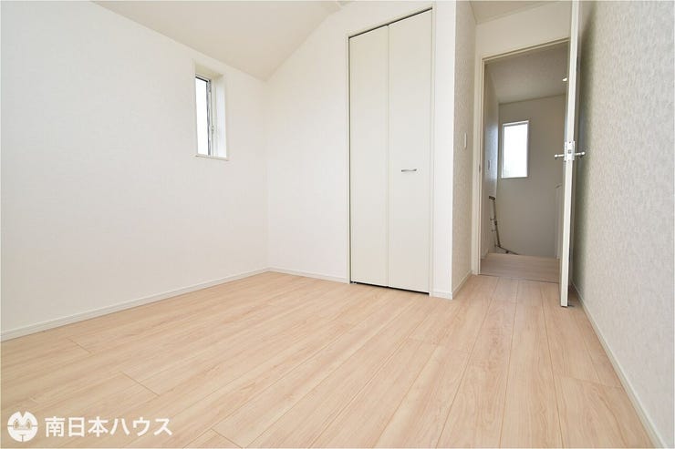 吉野町 新築戸建 吉野町／８区画 【洋室】5帖の洋室です！白を基調にしたシンプルな内装でインテリアも合わせやすい室内空間です♪