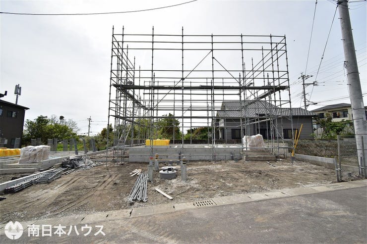 【外観】令和8年4月11日 撮影
間口が広く並列駐車4台分の駐車スペースを確保しています♪