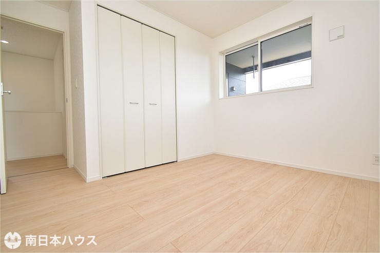 吉野町 新築戸建 吉野町／８区画 【洋室】5.7帖の洋室です！全居室に収納を完備しています！2面に窓があり通風も良好です♪
