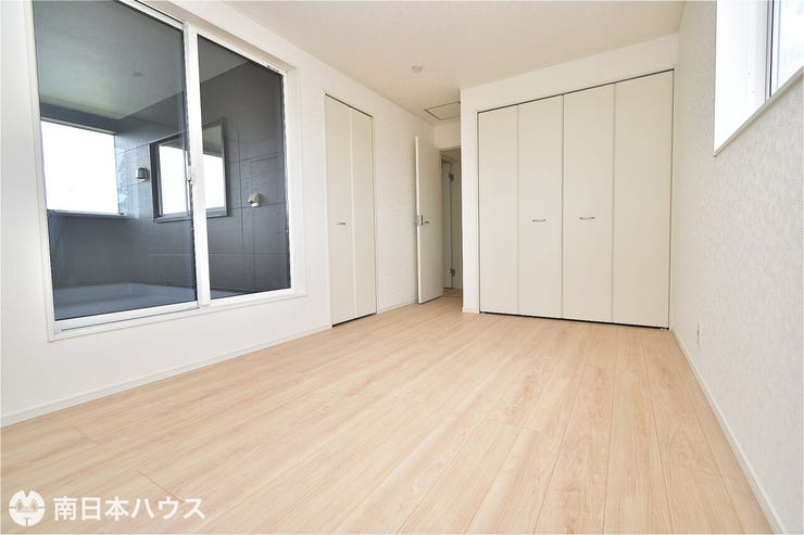 吉野町 新築戸建 吉野町／８区画 【洋室】7.2帖の洋室です！インナーバルコニーのあるお部屋です！収納も2か所あり寝室に最適です♪