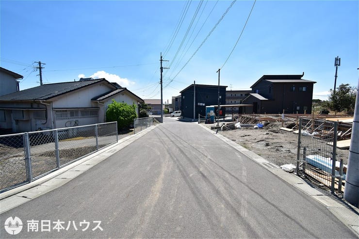 【前面道路】東向きの前面道路幅は約6mです!8区画の分譲地内の道路で交通量が少なく静かな住環境です♪