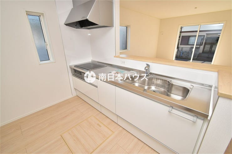 【キッチン同型】IHクッキングヒーター、浄水機能付き水栓の備わった対面式のシステムキッチンです!