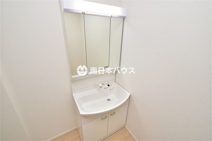 【洗面所同型】3面鏡の洗面台に小窓付きの洗面所です!