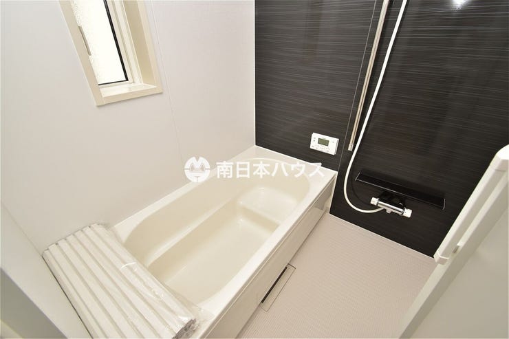 【浴室同型】浴室暖房乾燥機付きの浴室です!浴槽には段差があり半身浴を楽しめます♪