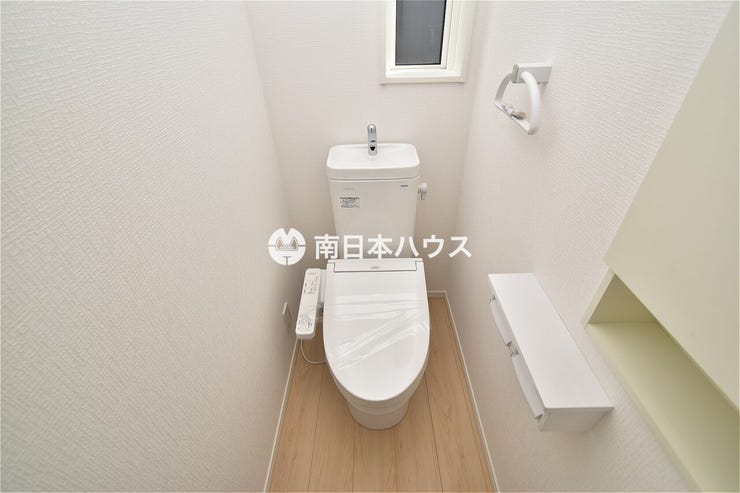 【トイレ同型】温水洗浄便座機能付きのトイレです!収納もあり、トイレットペーパーや掃除道具を収納可能♪