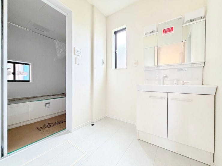 ◎洗面所:A号棟(7/6撮影)
キッチンのすぐ裏手に洗面所や浴室があり、水廻りを集約!家事導線も短く、奥様の家事もスムーズに!