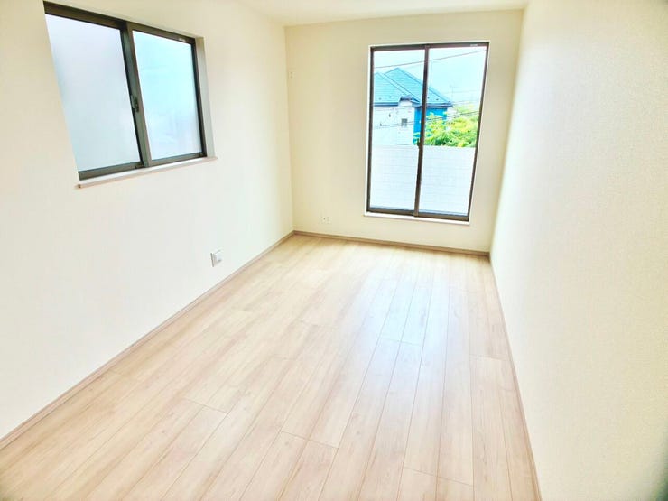 ◎洋室:B号棟(6/26撮影)
建具やフローリングは、定番のメープルカラーで家具もあわせやすい色合いです。