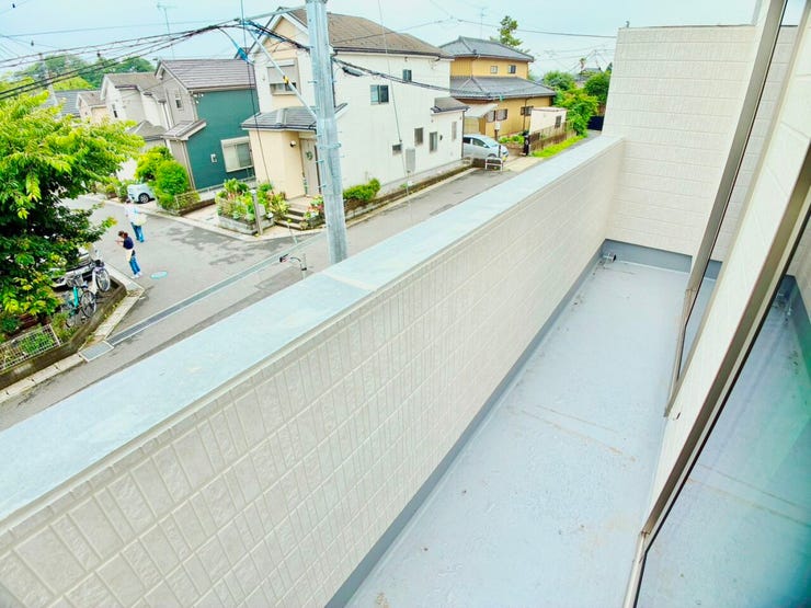 ◎バルコニー:B号棟(6/26撮影)
南向きのバルコニー♪
2部屋からバルコニーに出られるので、お布団を干したり、しまったりする時にも便利です!