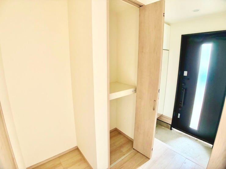 ◎1階廊下収納:B号棟(6/26撮影)
トイレットペーパーの収納や緊急時の災害用バッグの保管などに便利です!