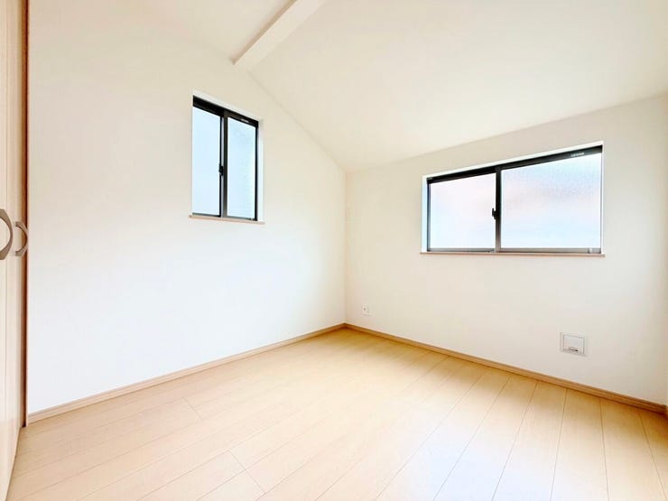 ◎洋室:D号棟(7/6撮影)
お部屋のドアなどの建具は、家具と色もあわせやすい、人気のカラーです!