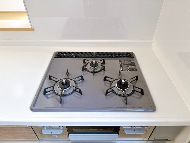 使いやすい3口コンロでお料理の時間がより楽しくなりそうです。汁物、炒め物、煮込み料理を同時に進められるため、夕食の準備もスピードアップ!忙しい毎日でも、手際よく美味しいお料理が完成します。