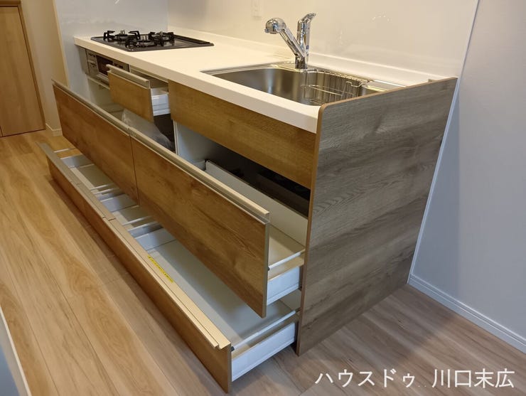 奥の物まで見渡しやすく、出し入れがスムーズなスライド式の収納キャビネットを備えたキッチン。調理器具や食器類を整理整頓でき、作業スペースを快適に保てます。