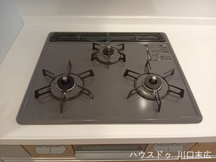 同時に複数の調理が進行できる3口ガスコンロを搭載。お手入れしやすいトッププレートを採用しており、毎日の料理から食後の片付けまでをスマートにサポートします。