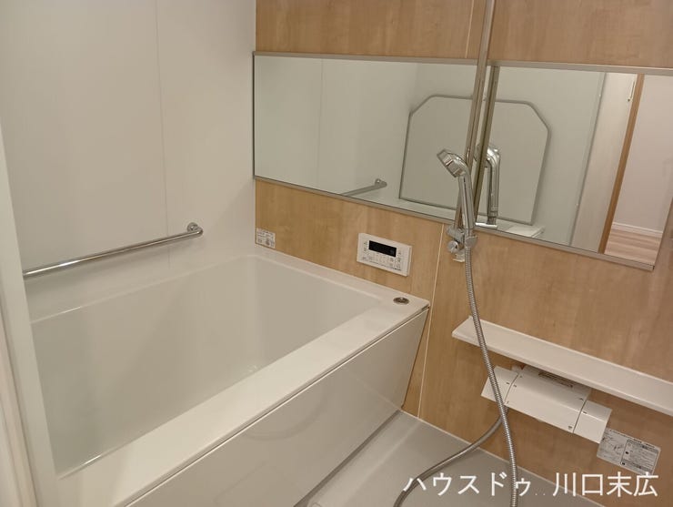 リラックスタイムを深める、落ち着いたパネルデザインのユニットバス。ワイドな鏡が空間の広がりを演出し、一日の疲れを癒やす上質なバスタイムを提供します。