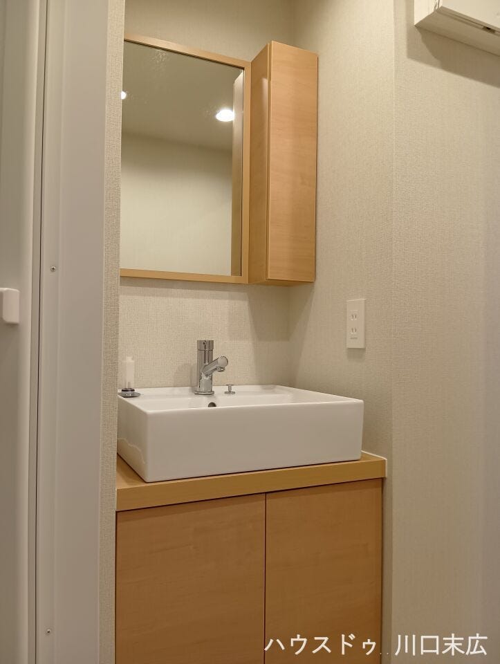 機能性とデザイン性を両立させた洗面化粧台。身支度に便利な鏡や、スキンケア用品などをすっきりと収められる収納スペースを備え、清潔感のある空間を保てます。