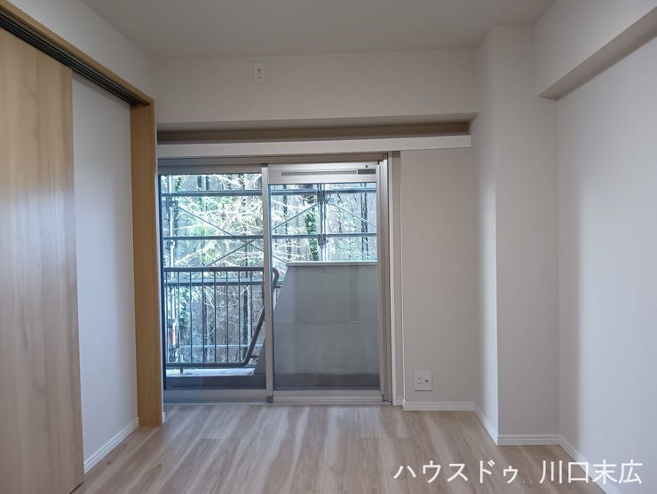 プライベートな時間を穏やかに過ごせる洋室。シンプルな内装はレイアウトの自由度が高く、ベッドやデスクを配置して書斎や寝室として多目的に活用できます。