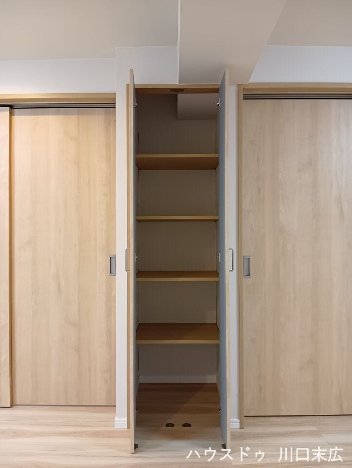 日用品のストックや掃除用具などの保管に重宝する可動棚付きの収納スペース。収納する物の高さに合わせて棚板を調節でき、空間を余すことなく有効活用できます。