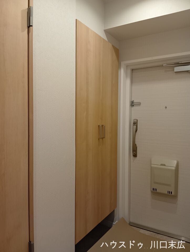 トールサイズのシューズボックスを備えた玄関空間。ご家族の靴をたっぷりと収納でき、来客をいつでも気持ちよく迎えられる、整然としたエントランスを保てます。