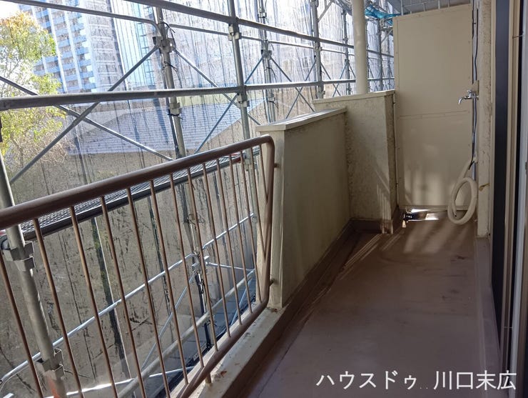 風通しを考慮したバルコニー。洗濯物や布団を干すスペースとして活用できるほか、ちょっとした気分転換の場としても機能する、屋外のプライベート空間です。