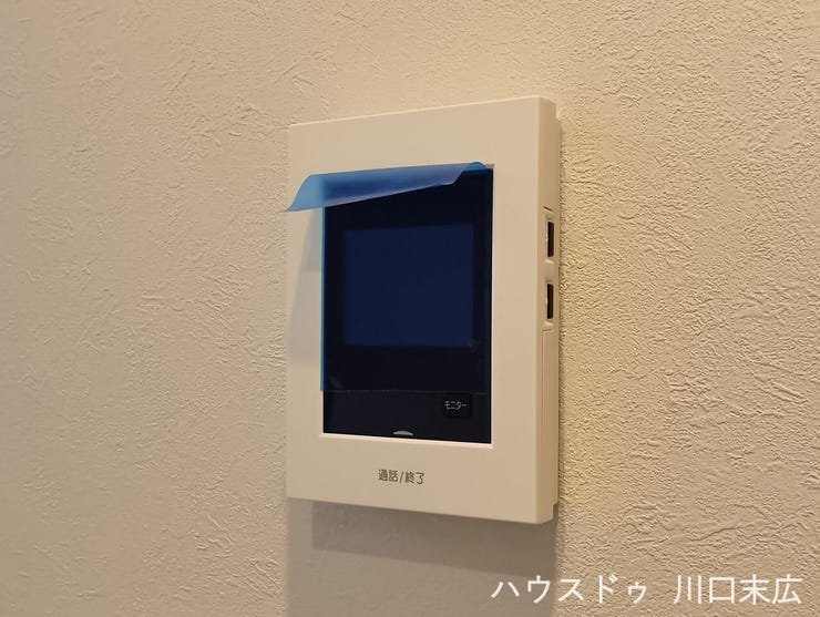 来訪者の顔と声を確認できるモニター付きインターホンを設置。不在時の録画機能なども備え、毎日の暮らしに安心感をもたらす重要なセキュリティ設備です。