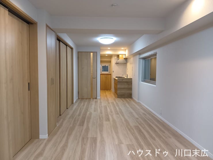 木目調の床材が温もりを演出するリビングダイニング。多彩な家具と調和しやすいナチュラルな内装に仕上げており、ご家族のライフスタイルに合わせた空間作りを楽しめます。