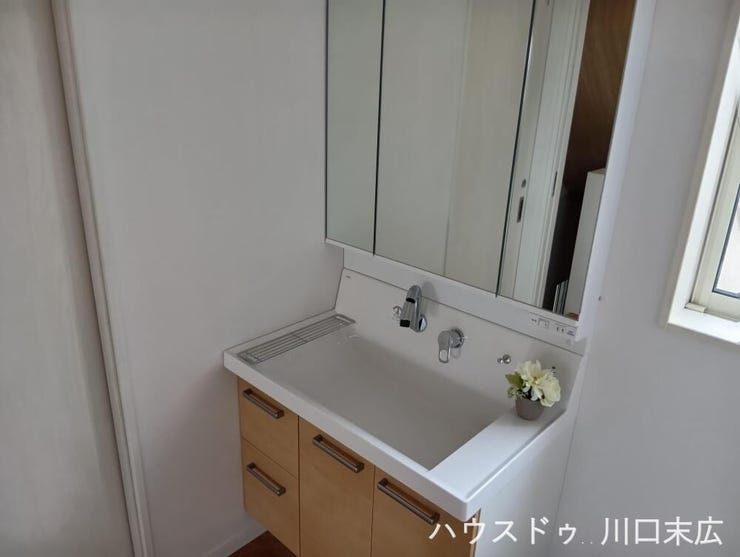 身支度がスムーズに整う三面鏡タイプの洗面化粧台。鏡裏の収納や引き出しにより、洗面小物を機能的に整理することが可能です。