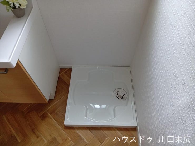 洗面室内に配置された洗濯機置場。防水パンが設置されており、万が一の漏水にも配慮された安心感のある仕様です。