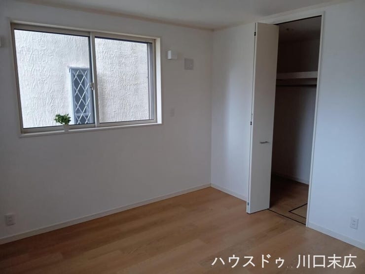 シンプルな内装で使い勝手の良い居室。クローゼットを完備しており、主寝室や子供部屋など多目的にご活用いただけます。