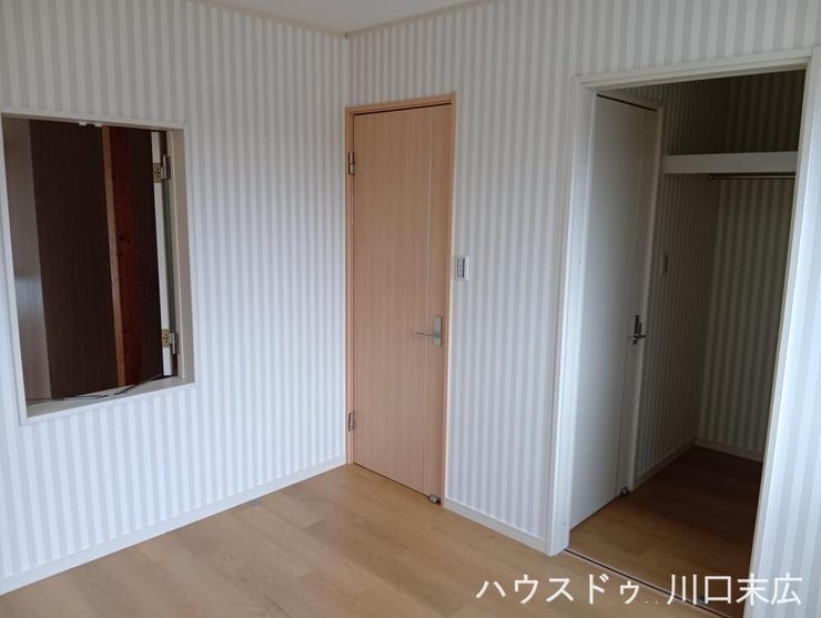 ストライプ柄のアクセントクロスが遊び心を添える居室。縦の空間を活かした設計で、個性の光るプライベート空間を実現します。