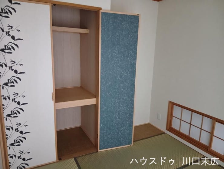 畳の香りに心安らぐ和の空間。大容量の押入を備えており、布団や座布団、季節のしつらえをすっきりと収められます。