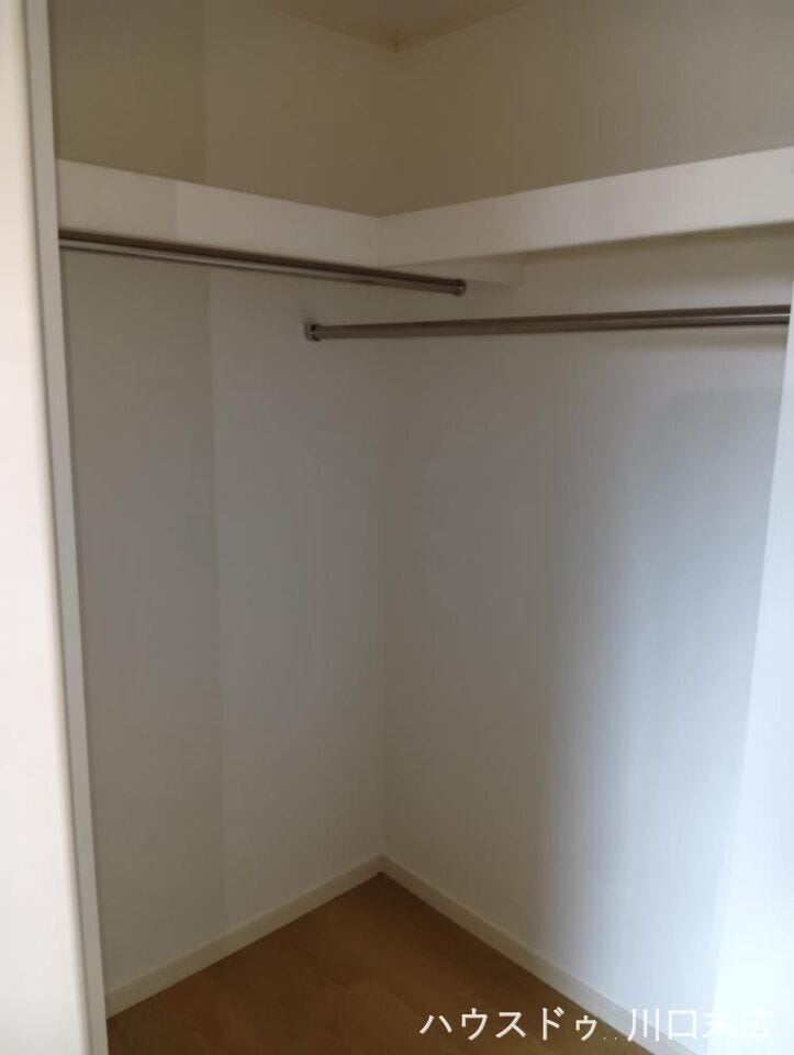 衣類から大型の荷物までまとめて管理できるウォークインクローゼット。ハンガーパイプ付きで、毎朝の整理整頓もスムーズです。