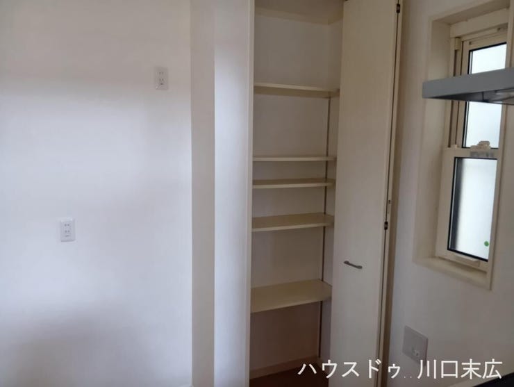 キッチン周りや廊下に配置されたシステム収納。可動棚仕様のため、収納物の大きさに合わせてスペースを有効活用できます。