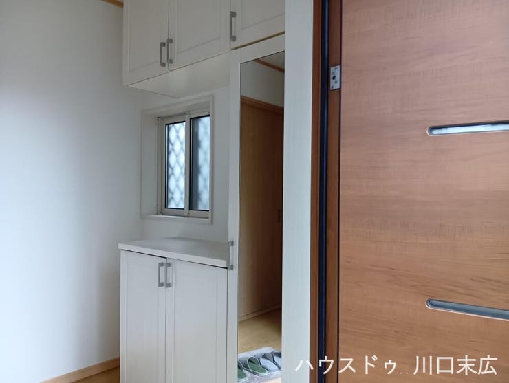 姿見付きのシューズボックスを備えた玄関。お出かけ前の身だしなみチェックができ、玄関周りを常に美しく保てる収納力です。