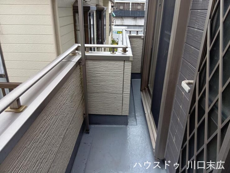 手すり壁が高めに設計されたバルコニー。プライバシーに配慮された外部空間は、洗濯物干し場としても快適に利用可能です。