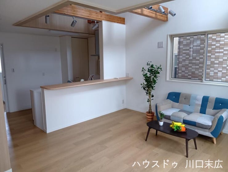 吹抜による開放感が魅力の空間。木目の梁がアクセントとなり、日々の暮らしに上質なゆとりと木の温もりを添えます。