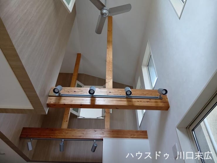 吹抜空間の空気を効率よく循環させるシーリングファン。一年中快適な室温を保ち、デザイン性と機能性を両立しています。