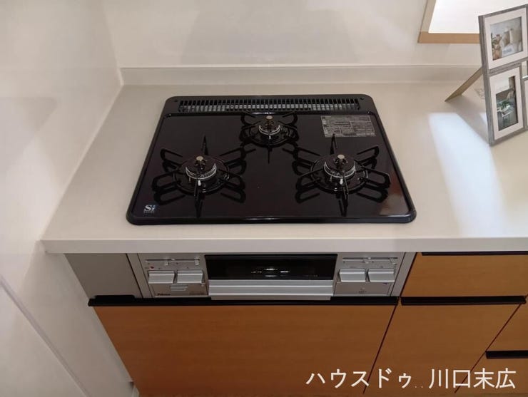 効率的な調理をサポートする3口ガスコンロ。お手入れのしやすいガラストップを採用し、毎日の家事をスムーズにします。