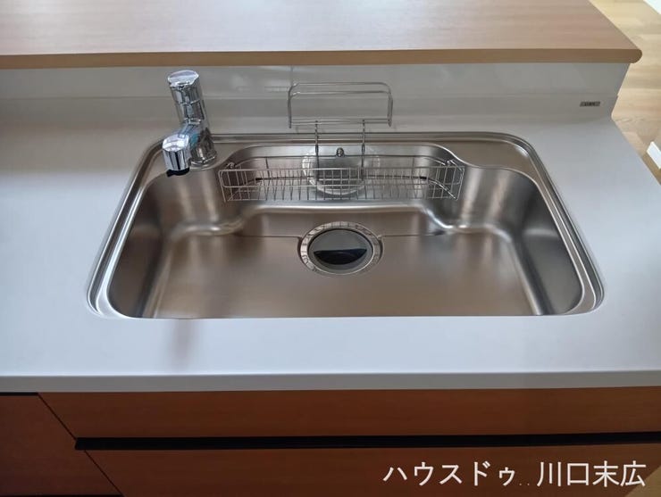浄水器一体型水栓を備えたワイドシンク。大きな鍋も洗いやすく、機能美と使い勝手を追求したワークスペースです。