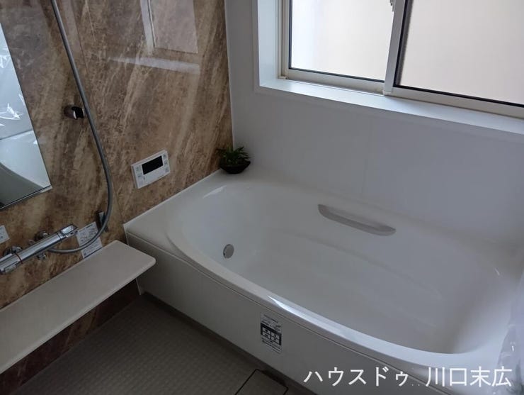 落ち着いた色調のパネルが安らぎを演出するシステムバス。追い焚き機能を備え、一日の疲れを癒やす快適なバスタイムを叶えます。