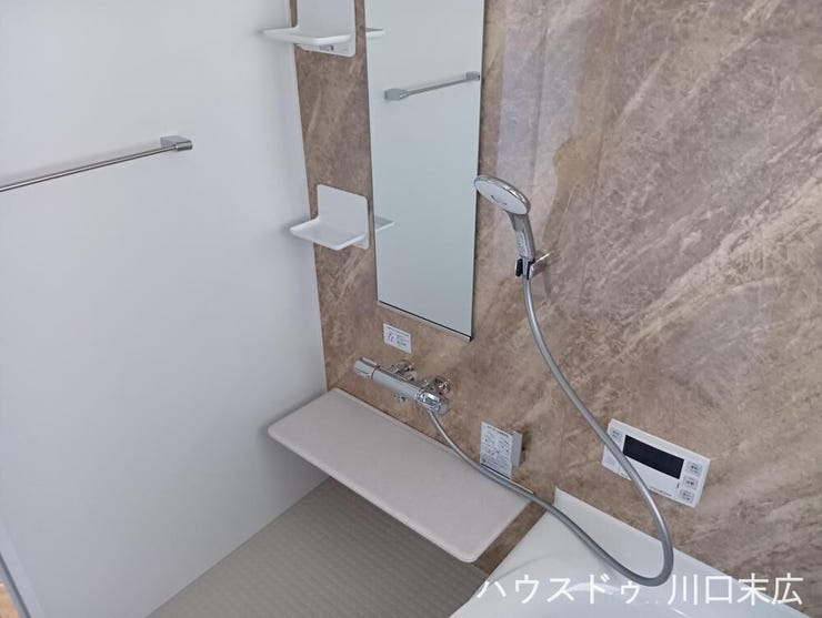 スライドバーで高さ調節が可能なシャワー。手元での操作性に優れ、浴室乾燥機などの充実した固定設備が快適な入浴をサポート。