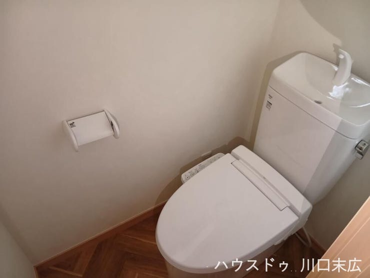 衛生的な温水洗浄便座付きトイレ。ヘリンボーン調のクッションフロアが、プライベート空間に洗練された印象を与えます。