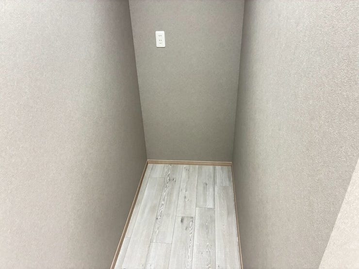 キッチン横にあるパントリーです。お好みで稼働棚を設置することが出来るので、様々なスタイルでご使用できます。